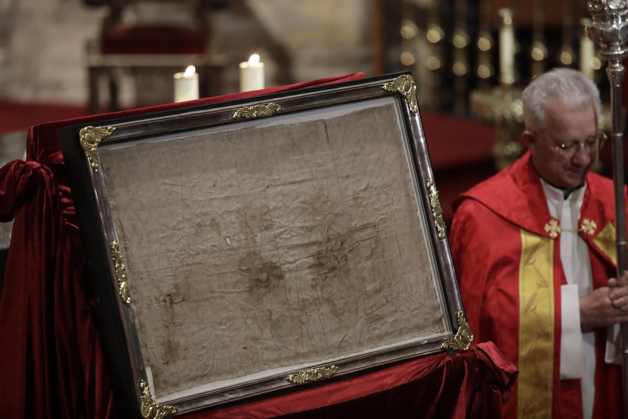 La procesión intergeneracional del Santo Entierro emociona Oviedo