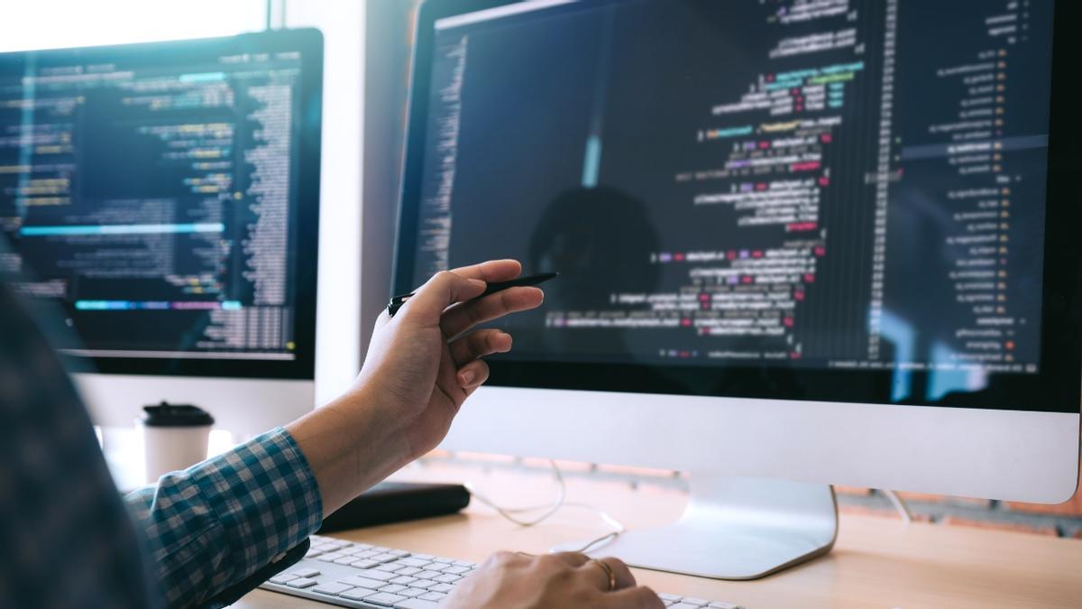 Programador trabajando en código