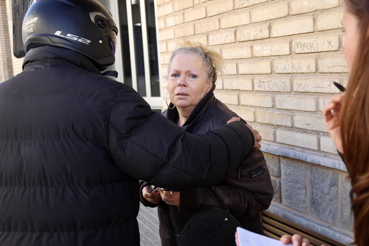 La hermana de la mujer fallecida, este martes cerca del domicilio, minutos después de recibir la noticia.