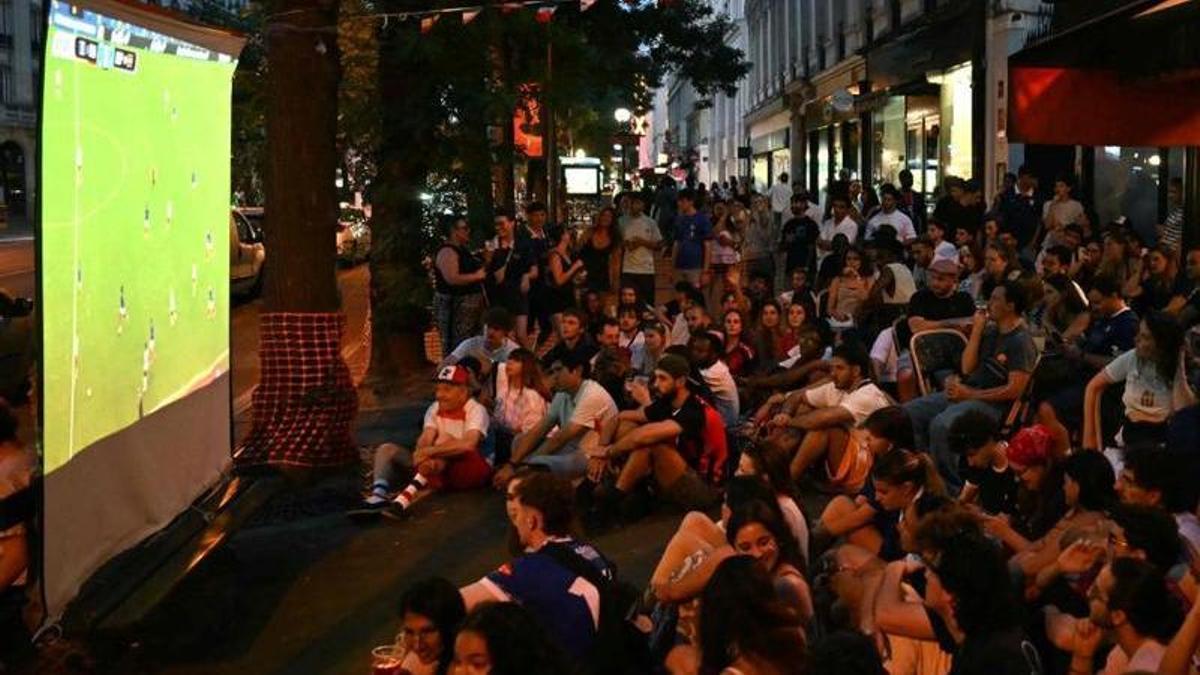 Seguidors francesos segueixen el partit en un bar de París, ahir al vespre. | LOU BENOIST / AFP