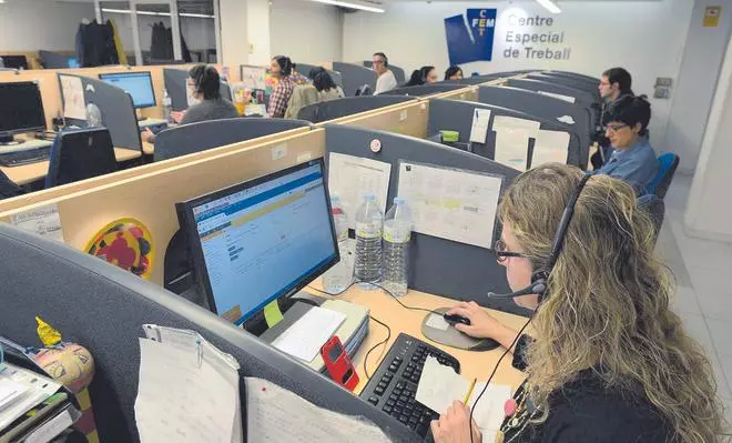 Hasta 36 minutos de espera: el martirio telefónico que se resiste a morir