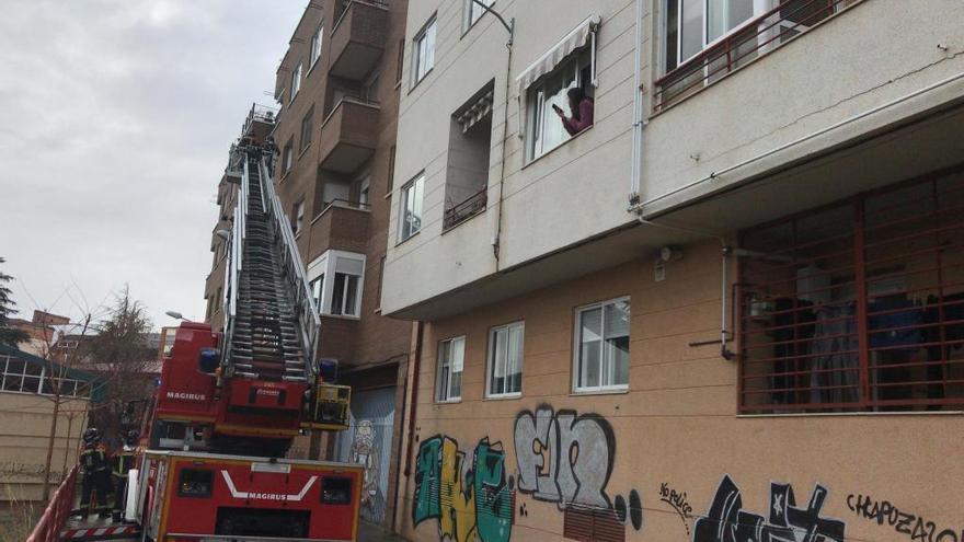 Los bomberos tratan de acceder al interior de la vivienda en el barrio de San José Obrero.