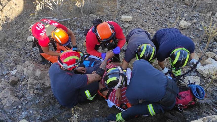 Un helicóptero rescata a un senderista herido en Arona