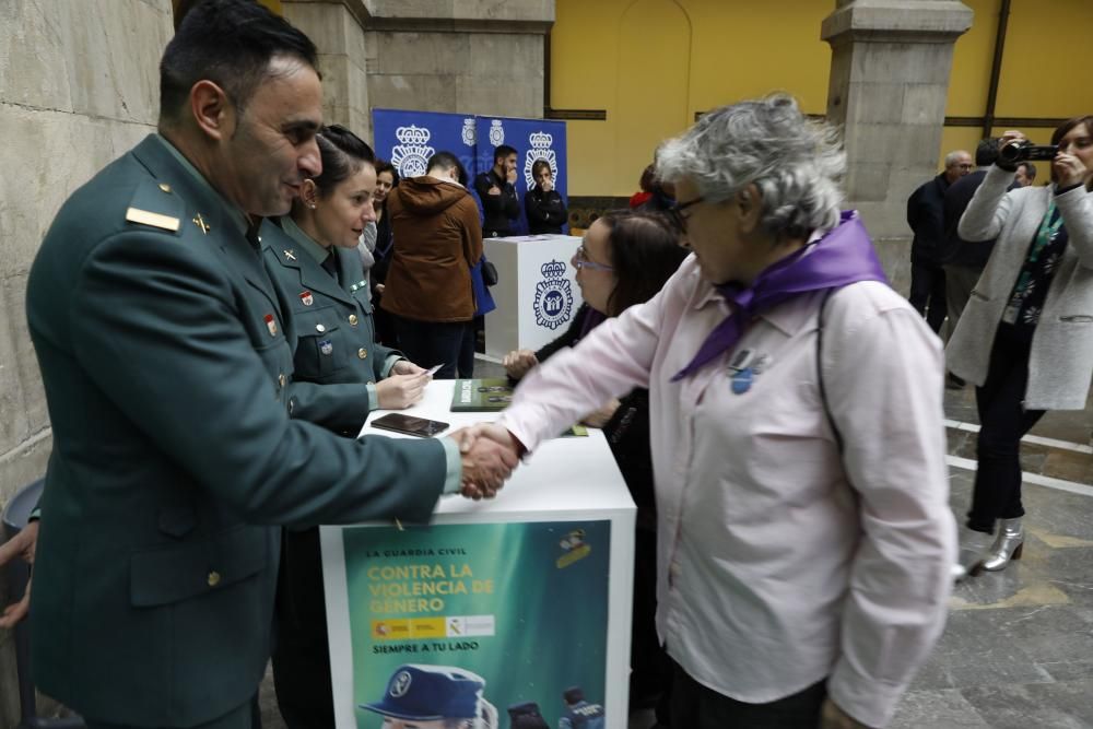 La alcaldesa de Gijón, Ana González, acude a los actos del Día contra la violencia de género