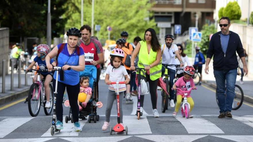 Algunas de las familias usando también patinetes en este recorrido. |   // G. SANTOS