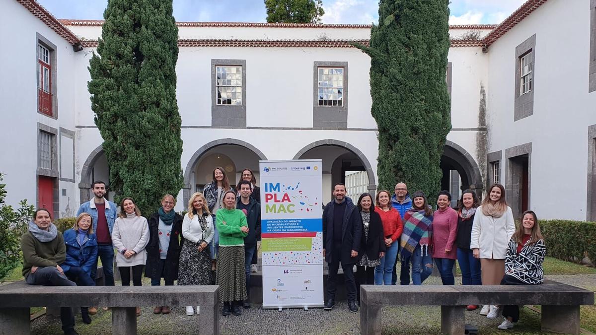 Foto de grupo de las distintas instituciones y universidades implicadas en el proyecto Implamac, durante su reunión en Madeira celebrada el pasado febrero.