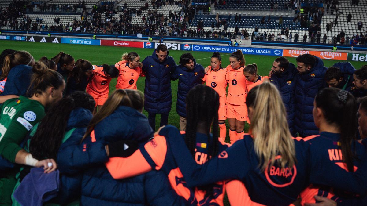 La piña del Barça sobre el césped de París tras conseguir terminar primeras en la fase de liga de la Champions