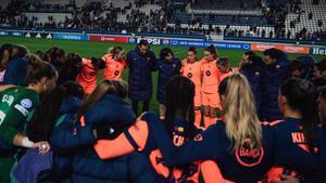 La piña del Barça sobre el césped de París tras conseguir terminar primeras en la fase de liga de la Champions