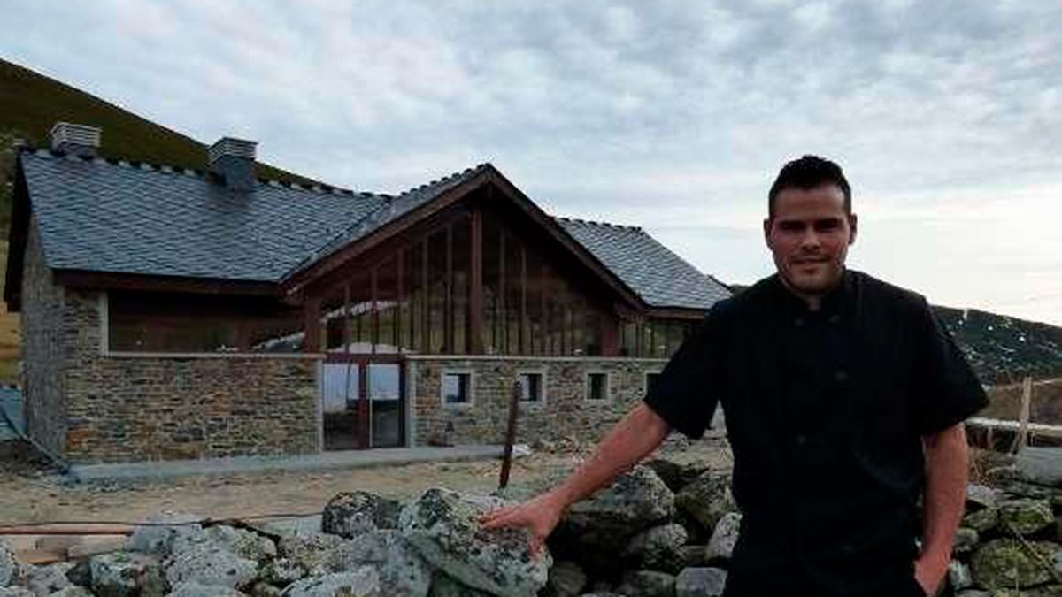 Héctor Cosmen, ante su restaurante.