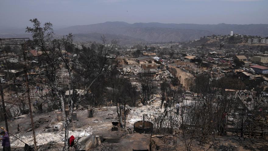 Imatge desoladora d&#039;un barri completament arrasat per les flames a Valparaíso (Xile)