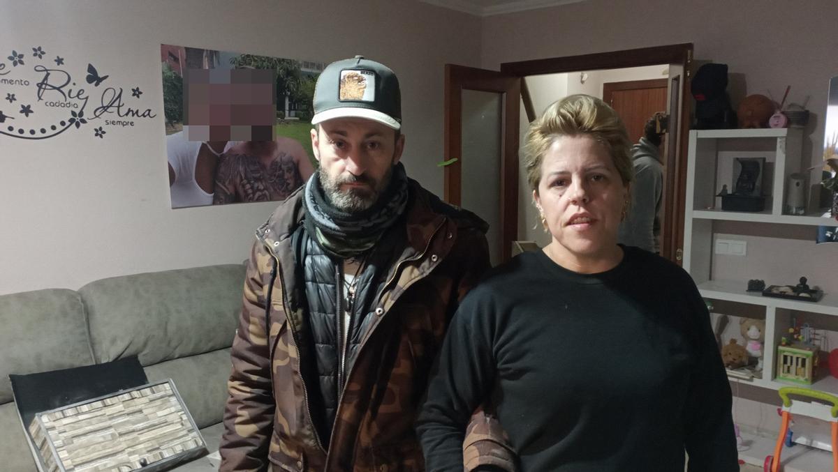 Javier Jiménez y Almudena García, este martes en su piso en alquiler del IMV, en Hacienda Cabello.