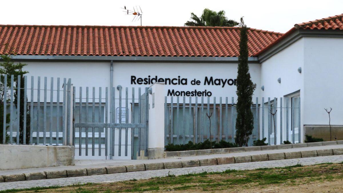 Fachada principal de la nueva residencia de mayores de Monesterio
