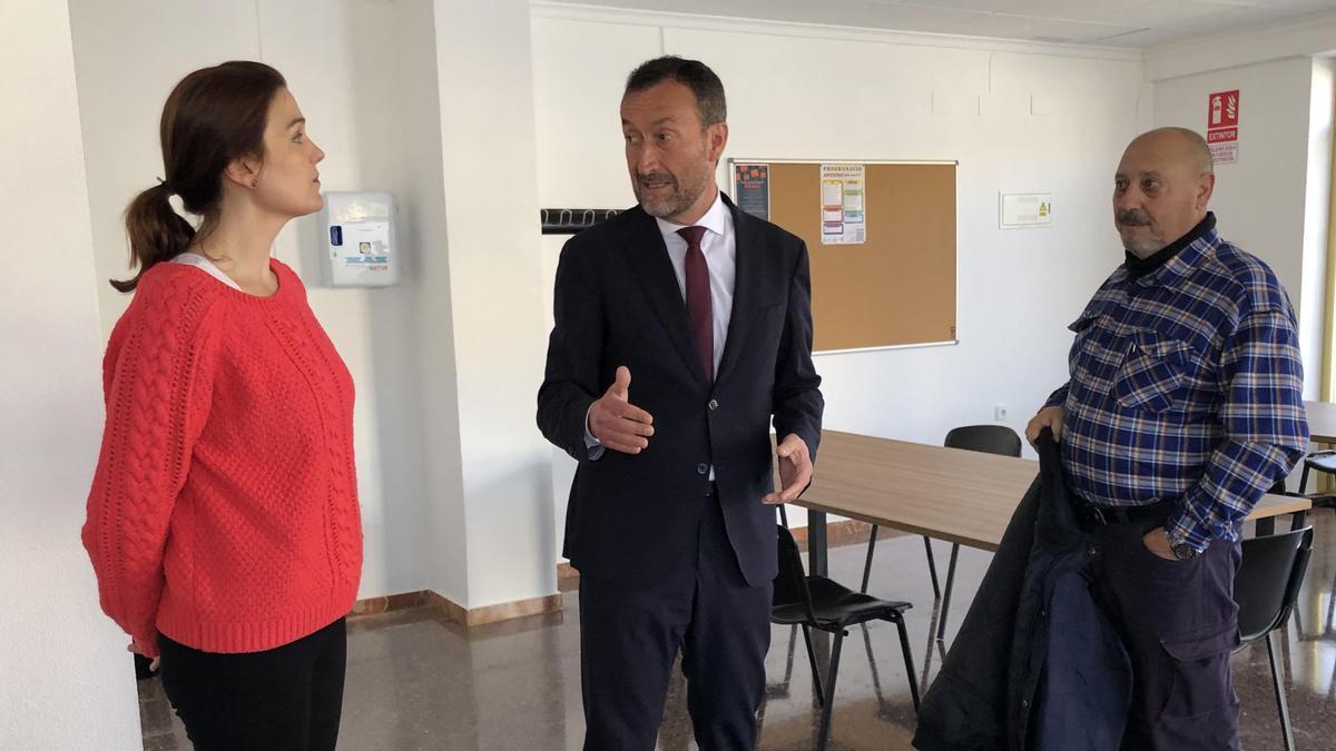 El alcalde, con la concejala y el pedáneo durante la visita de hoy a Torrellano