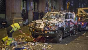 La grúa se lleva los vehículos de la Guardia Civil de la Conselleria de Economia atacados durante la protesta por las detenciones.