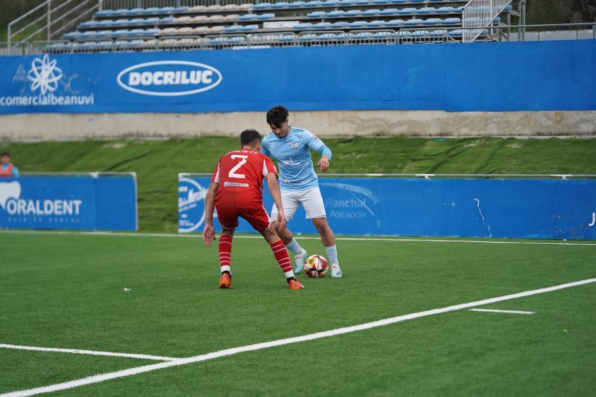 Lance del encuentro en el Estadio Ciudad de Lucena.