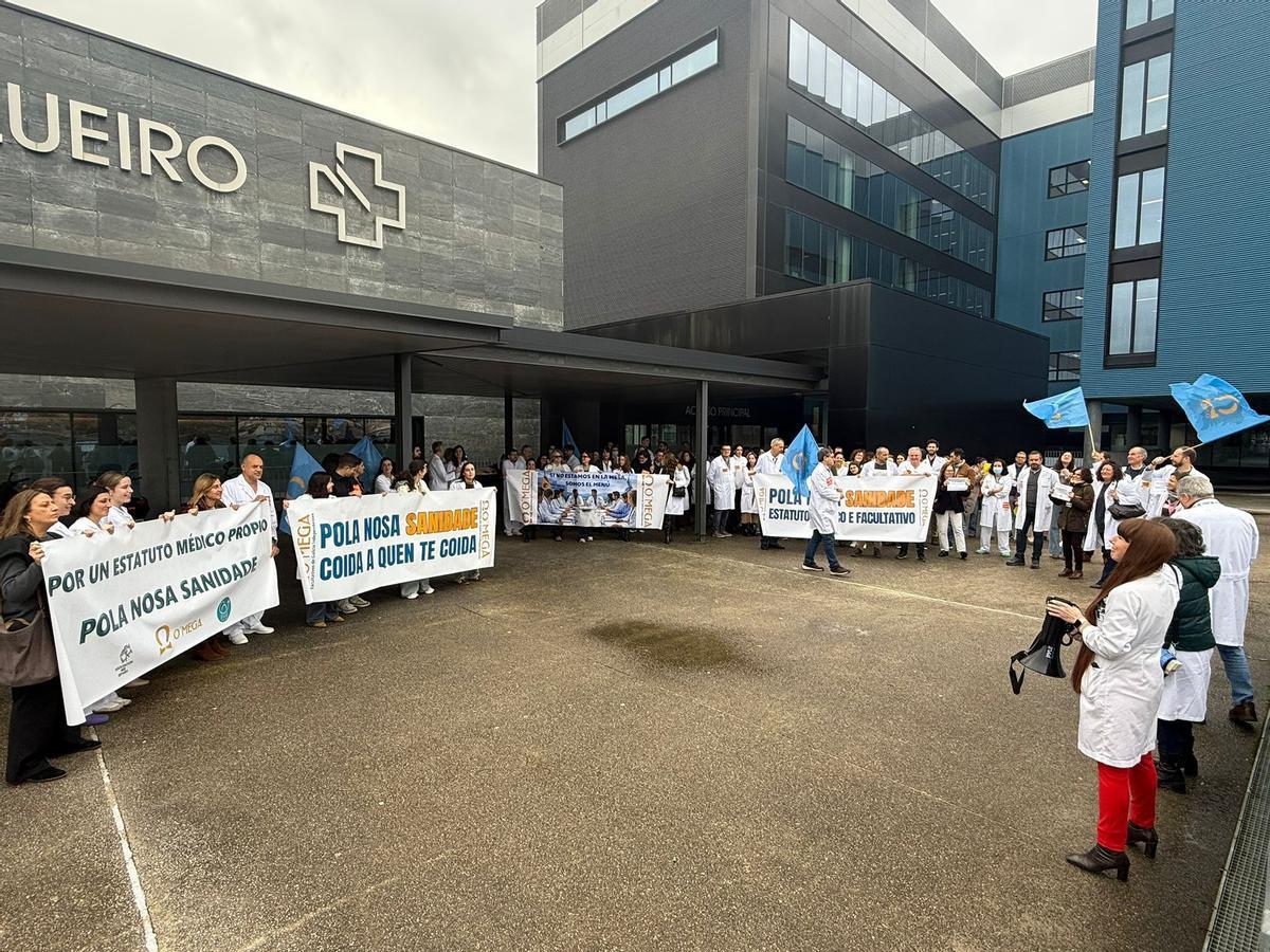Médicos manifestándose en la entrada del Álvaro Cunqueiro.