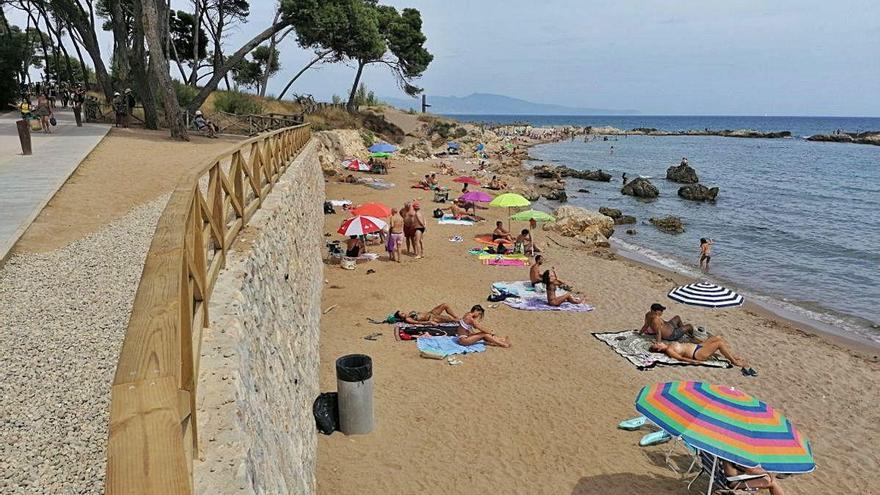 Obres Reparen el mur de la platja del Portitxol