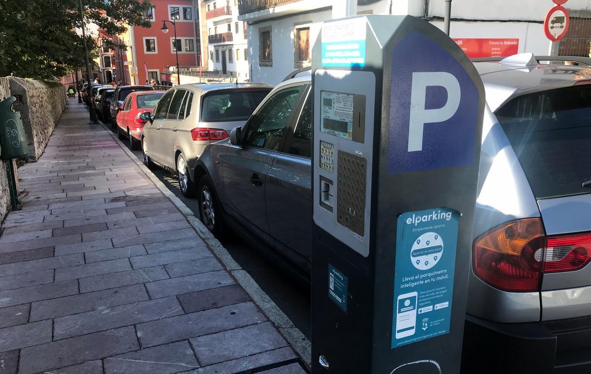 Un parquímetro de la ORA en una calle de Llanes