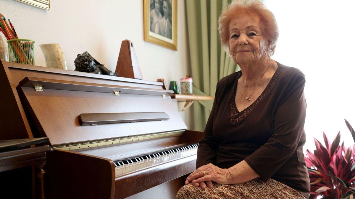 María Elena Taboada, a finales de 2024, con el retrato de sus padres de fondo.
