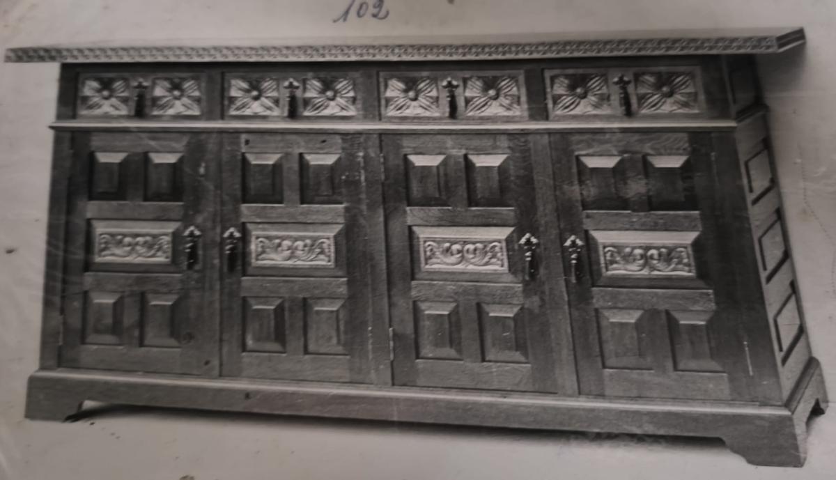 Un mueblotallado en Ujo.