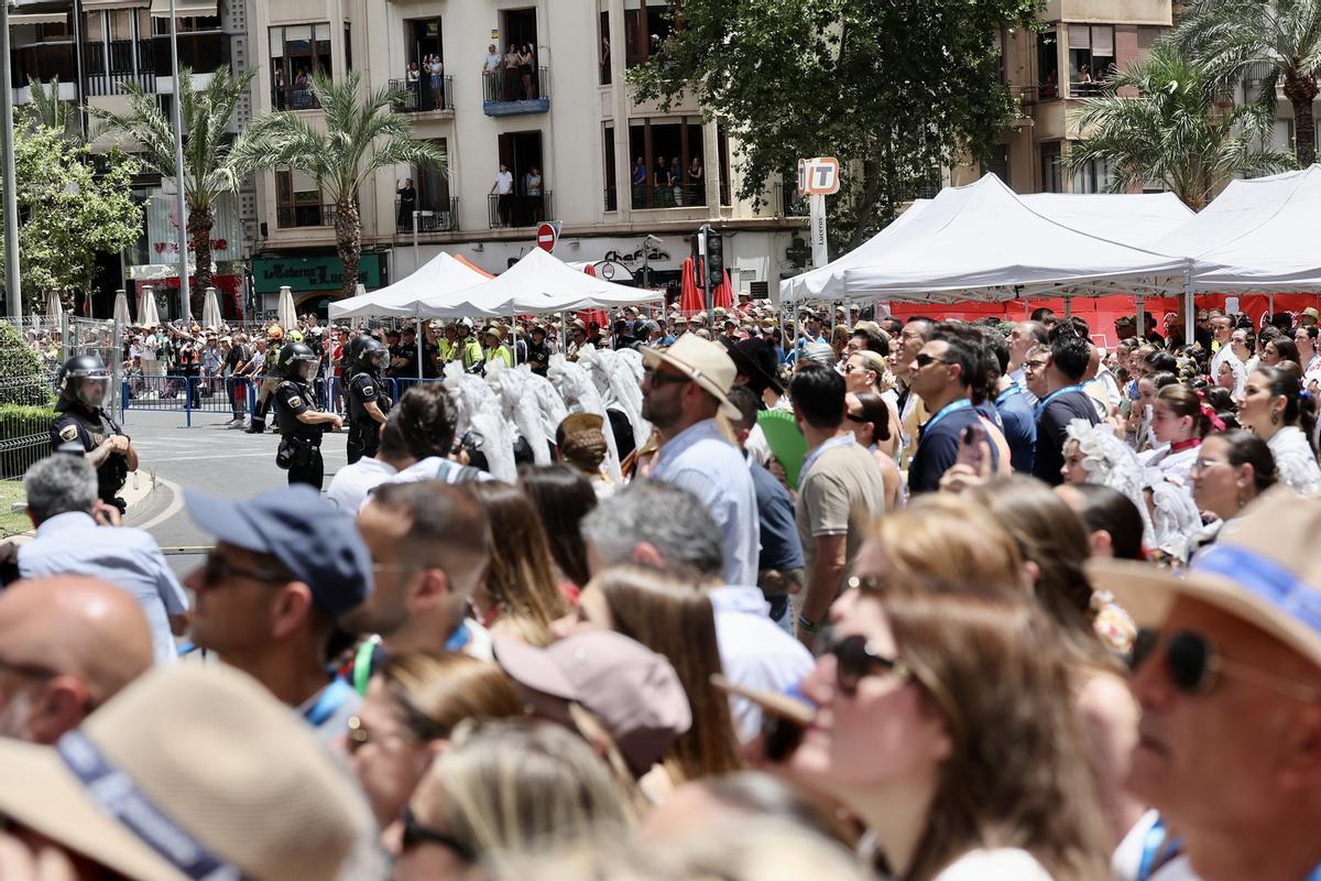 La comitiva fallera se estrena en Alicante con la mascletà de Mediterráneo