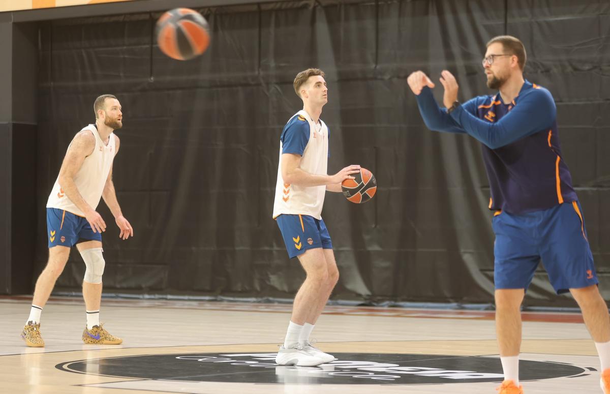 El Valencia Basket ha entrendo en el Roig arena antes de partir hacia Bolonia
