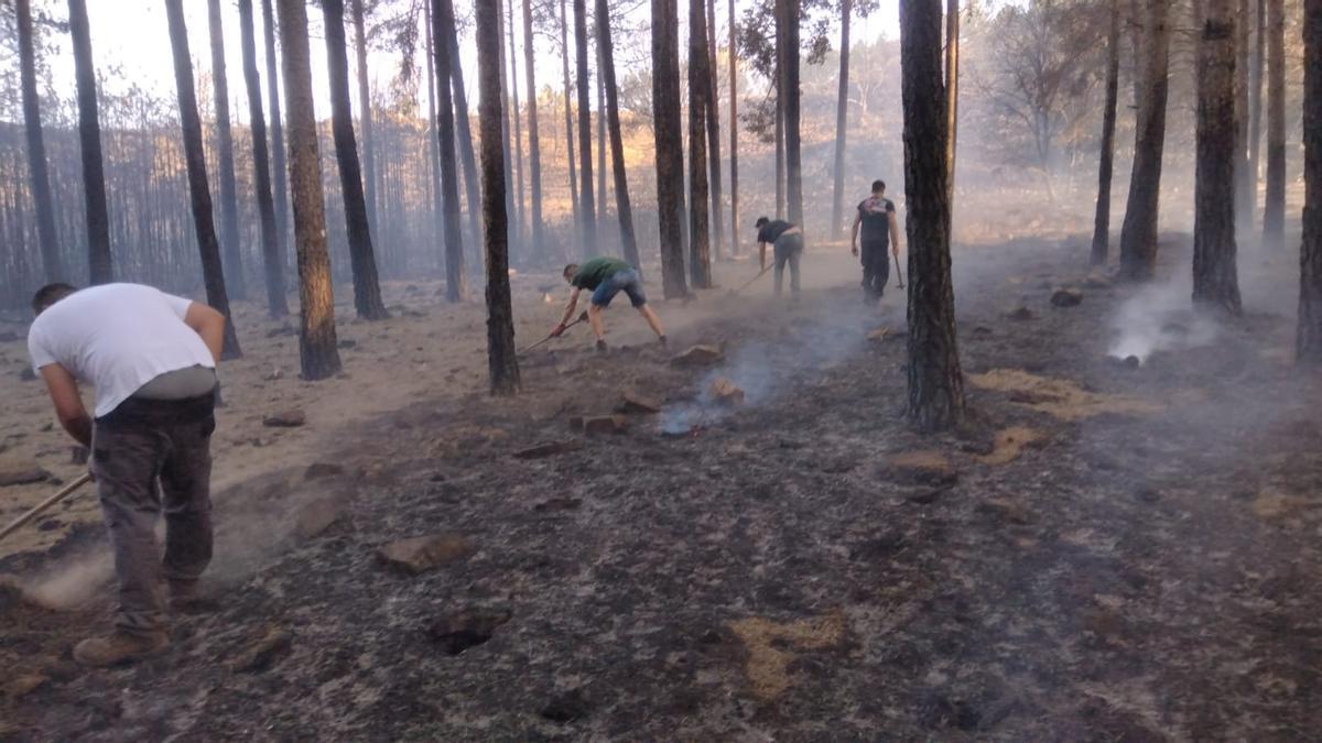 Vecinos de Villanueva de Valrojo, durante el incendio de este verano.