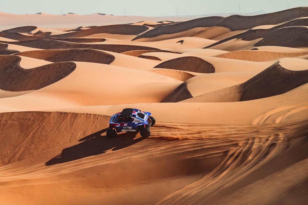 El cotxe dels dos gironins corrent pel desert de l’Aràbia Saudita.