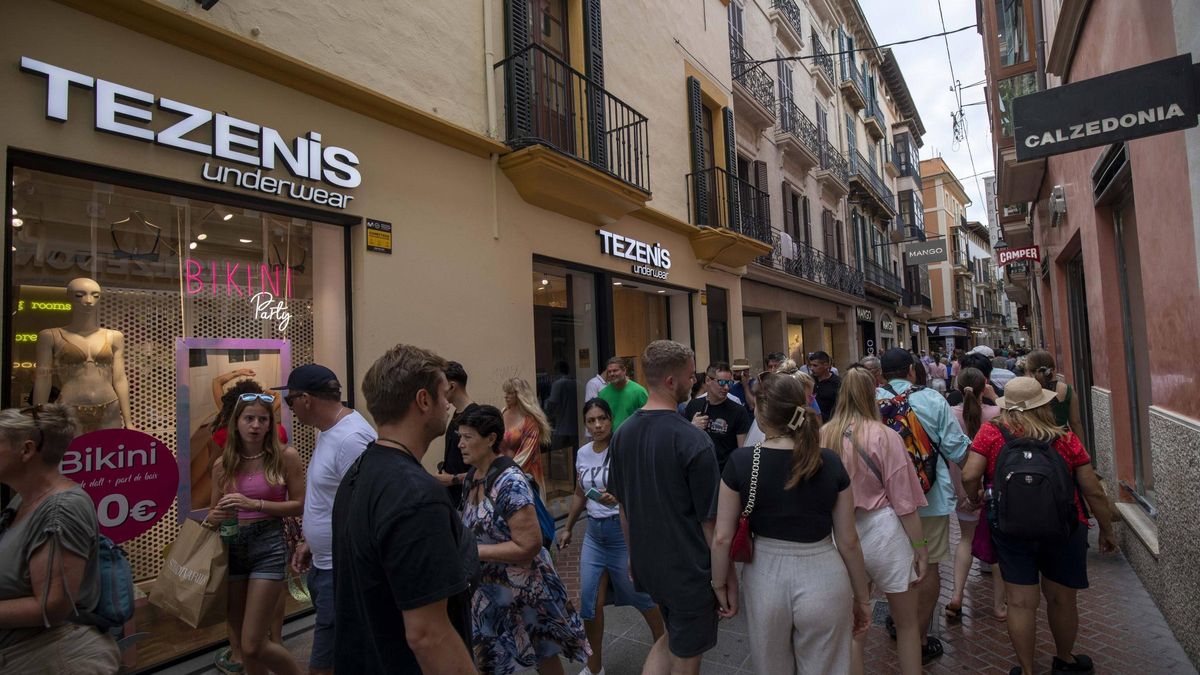 Turistas en una zona comercial del centro de Palma.