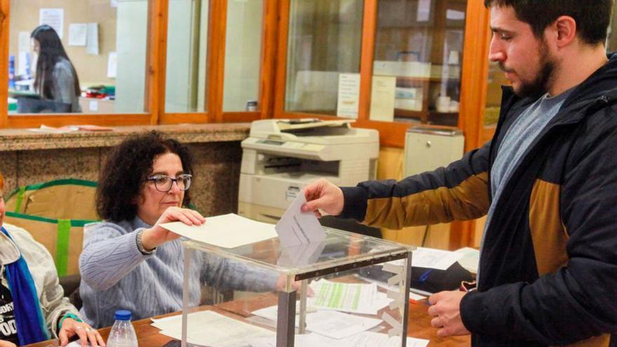 Un profesor votando en las últimas elecciones docentes. | P.J.OLIVER