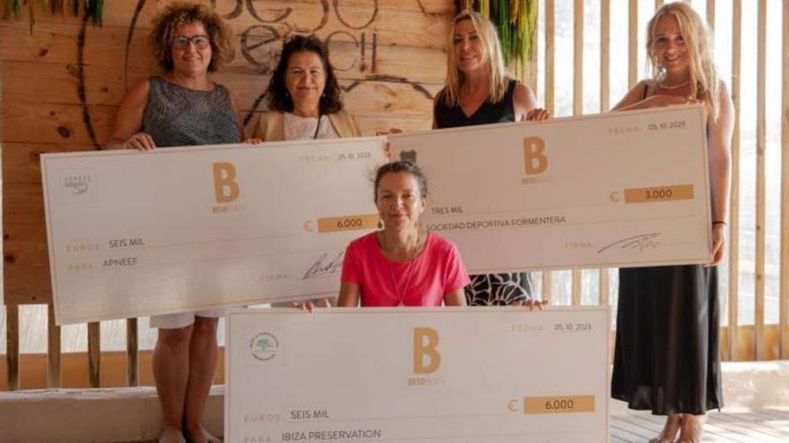 Entrega de los cheques solidarios de Beso Beach a las representantes 
de Ibiza Preservation y Apneef.  | ÁLVARO KAVIANI