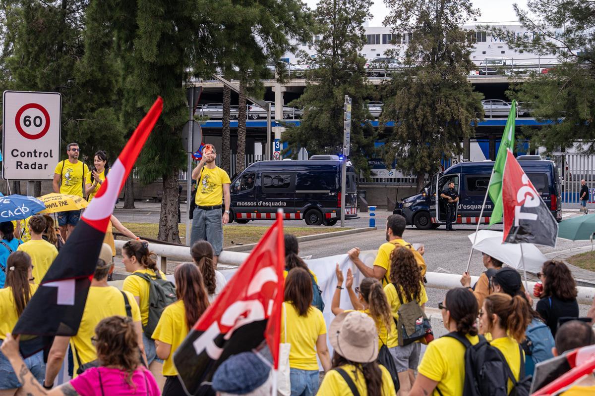 Los docentes bloquean la Ronda Litoral durante una jornada de protestas