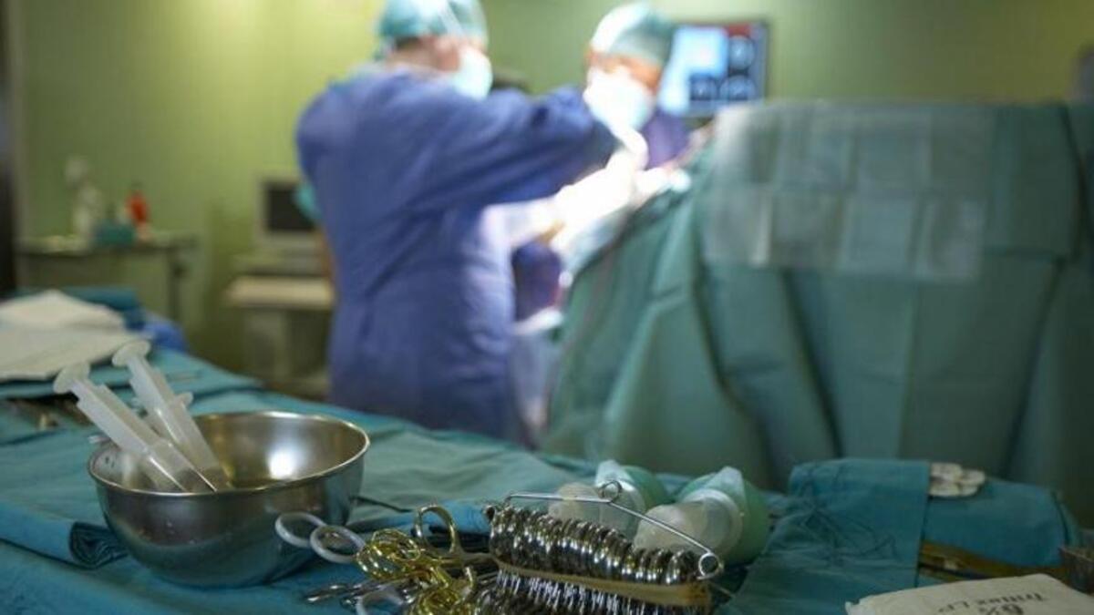 Imagen de un equipo de cirujanos trabajando en un quirófano.