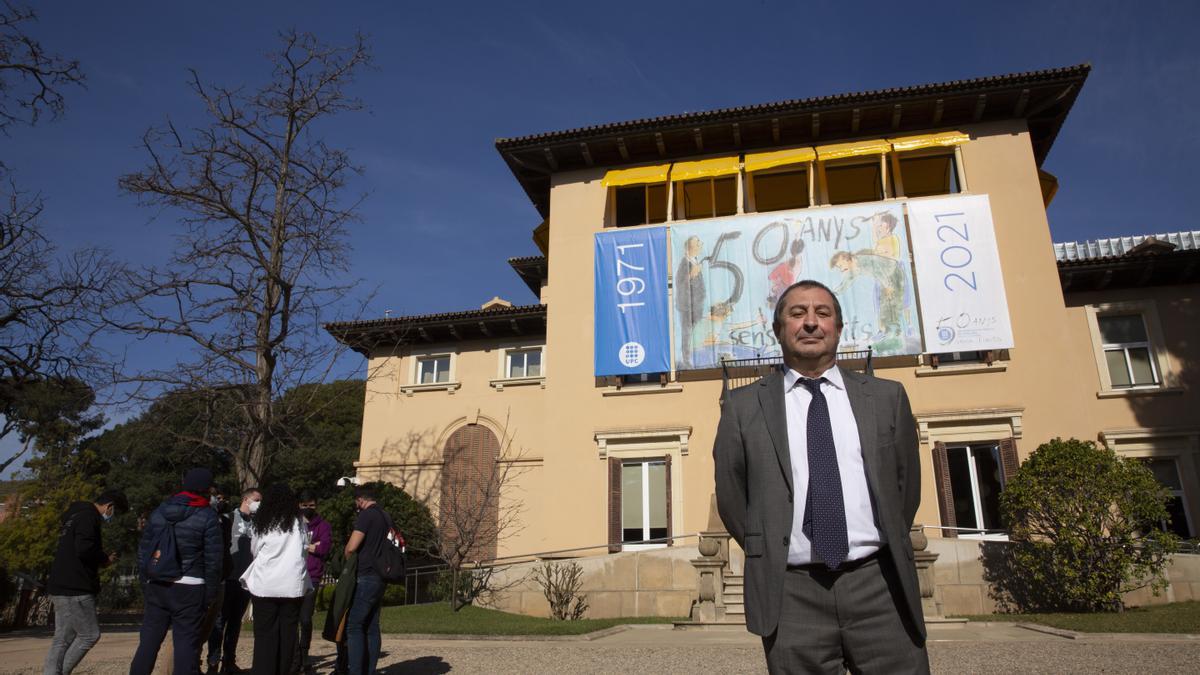 El rector de la UPC, Francesc Torres, ante el cartel del 50 aniversario de la universidad.