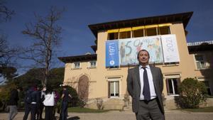 El rector de la UPC, Francesc Torres, ante el cartel del 50 aniversario de la universidad.