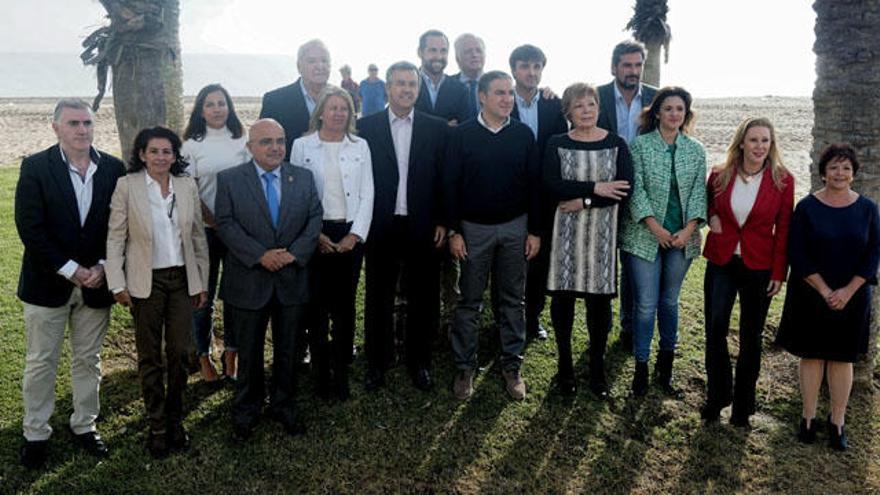 Los integrantes de las listas populares, este jueves por la mañana.