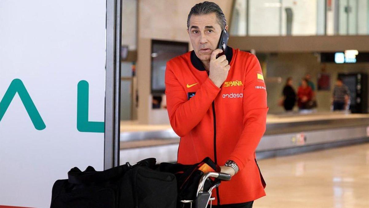 El seleccionador español Sergio Scariolo a su llegada este domingo a Tenerife