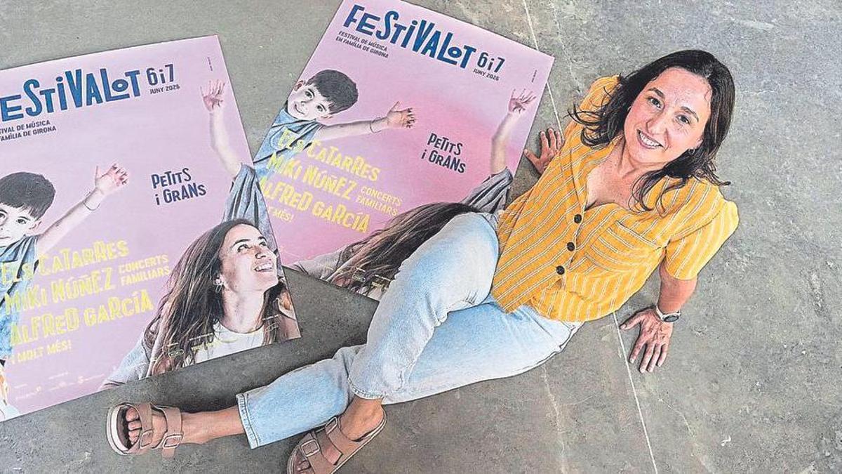 Rita Peré, directora del Festivalot, amb un parell de cartells de l'edició d'aquest any, que se celebra a Girona el cap de setmana que ve