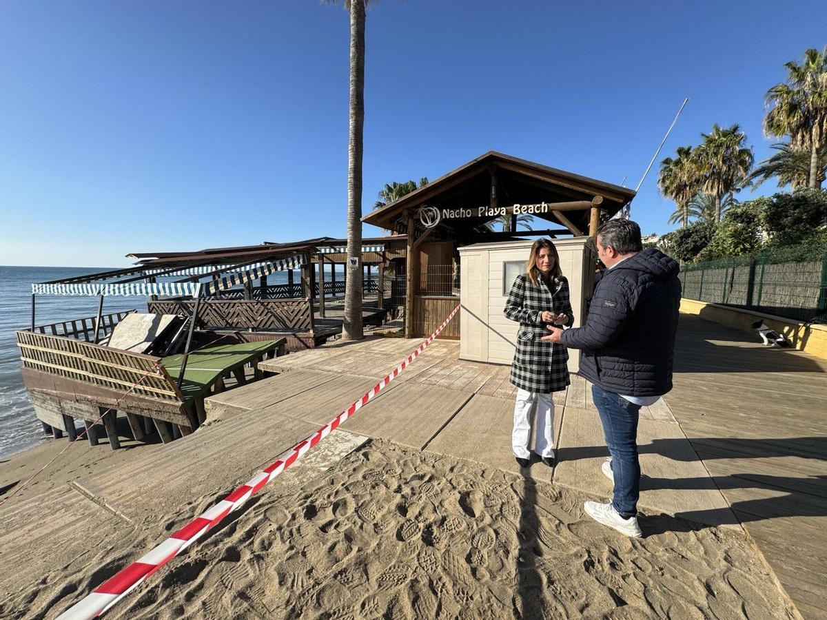 El temporal ha dejado en el aire el chiringuito de la playa de El Bombo.