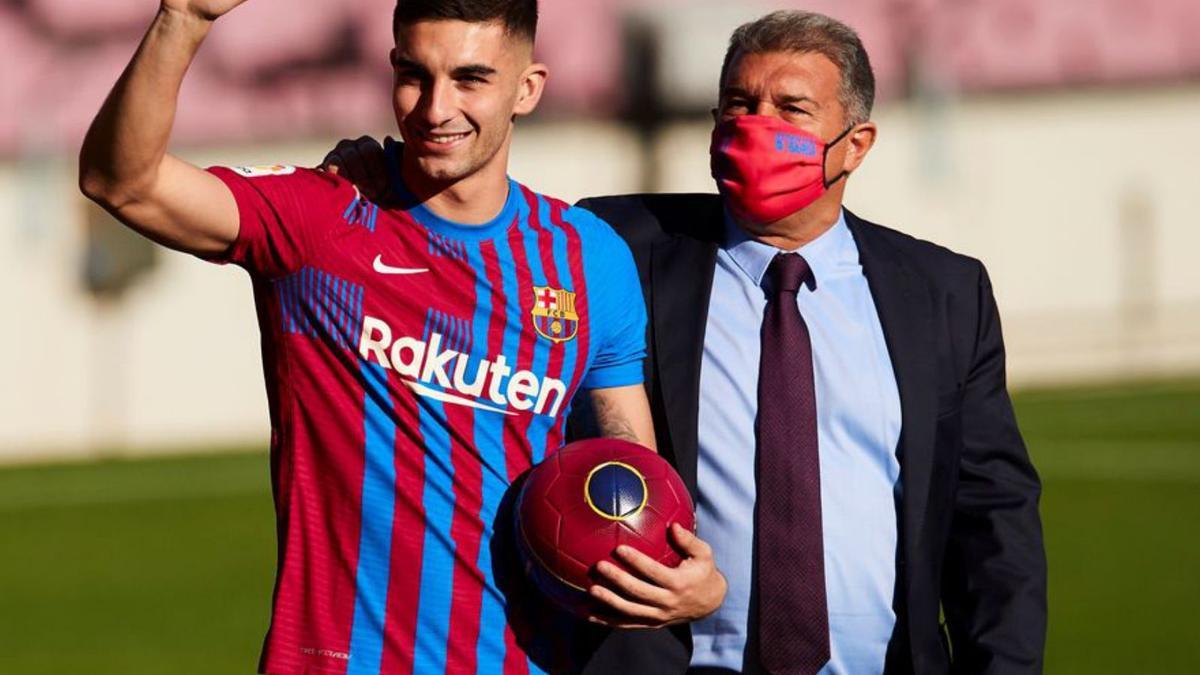 Joan Laporta, a la derecha, junto a Ferran Torres. |  // EFE