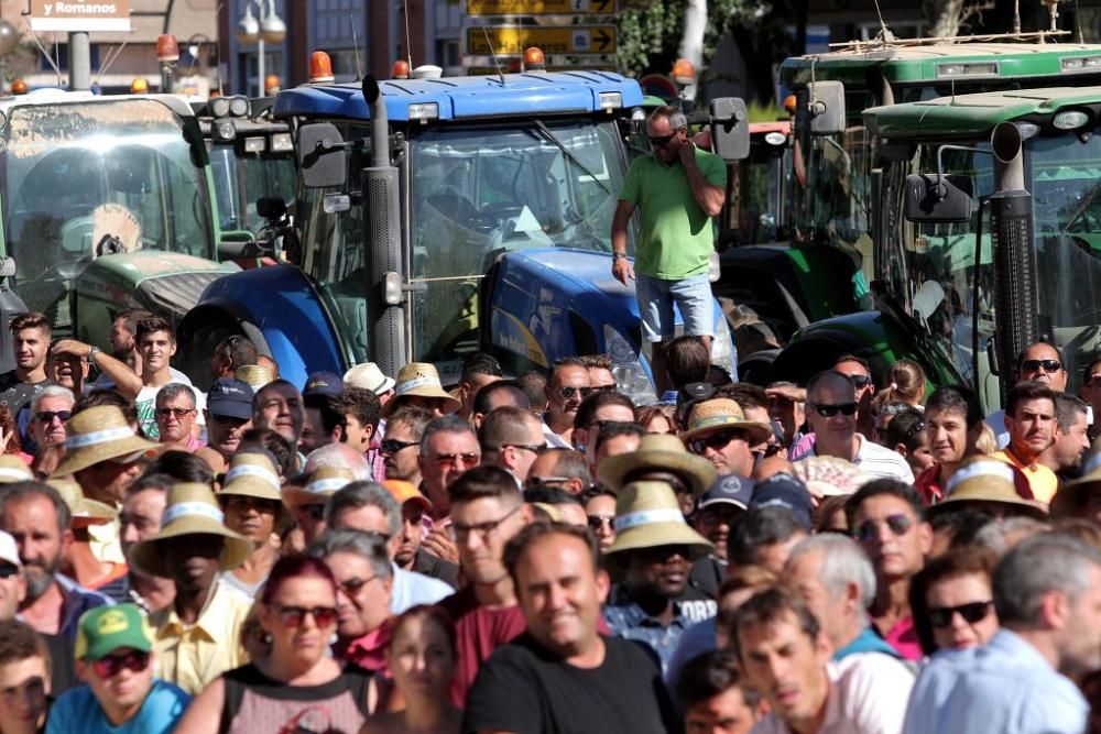 Protesta de agricultores en la Asamblea Regional