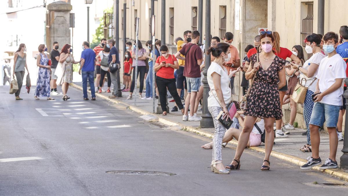 Hilera de cacereños que han acudido al cribado masivo del Virgen de la Montaña este jueves.