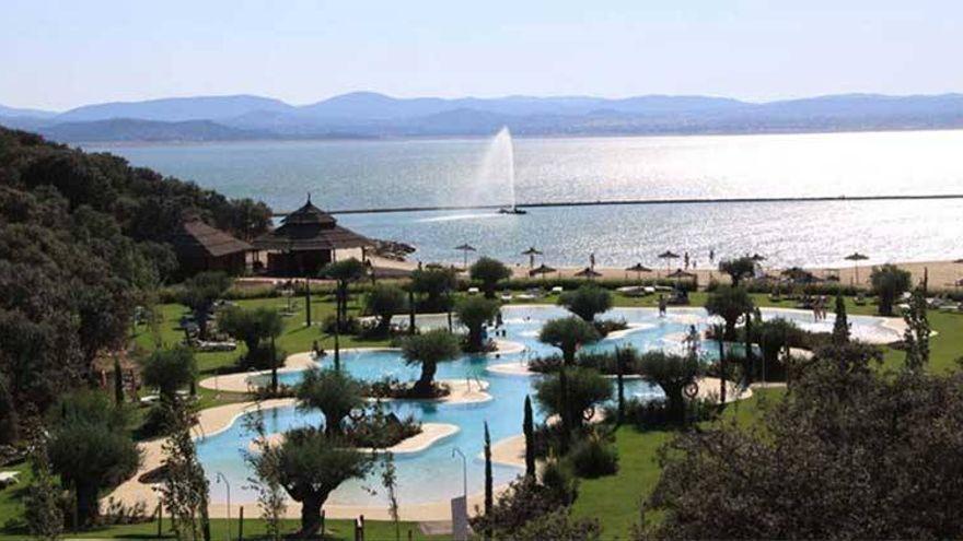 Vista de las piscinas y la playa artificial del complejo Isla de Valdecañas.