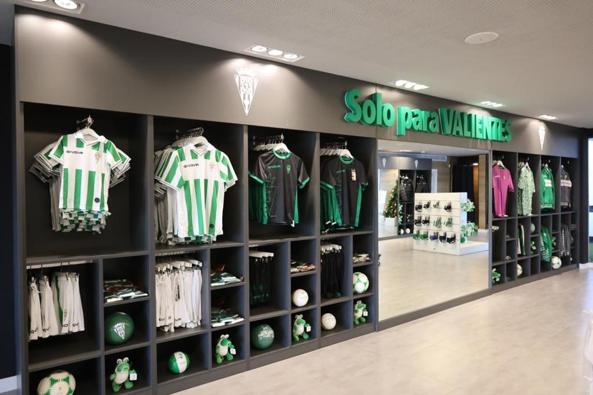 Las instalaciones del Córdoba CF en la tienda de El Arcángel.