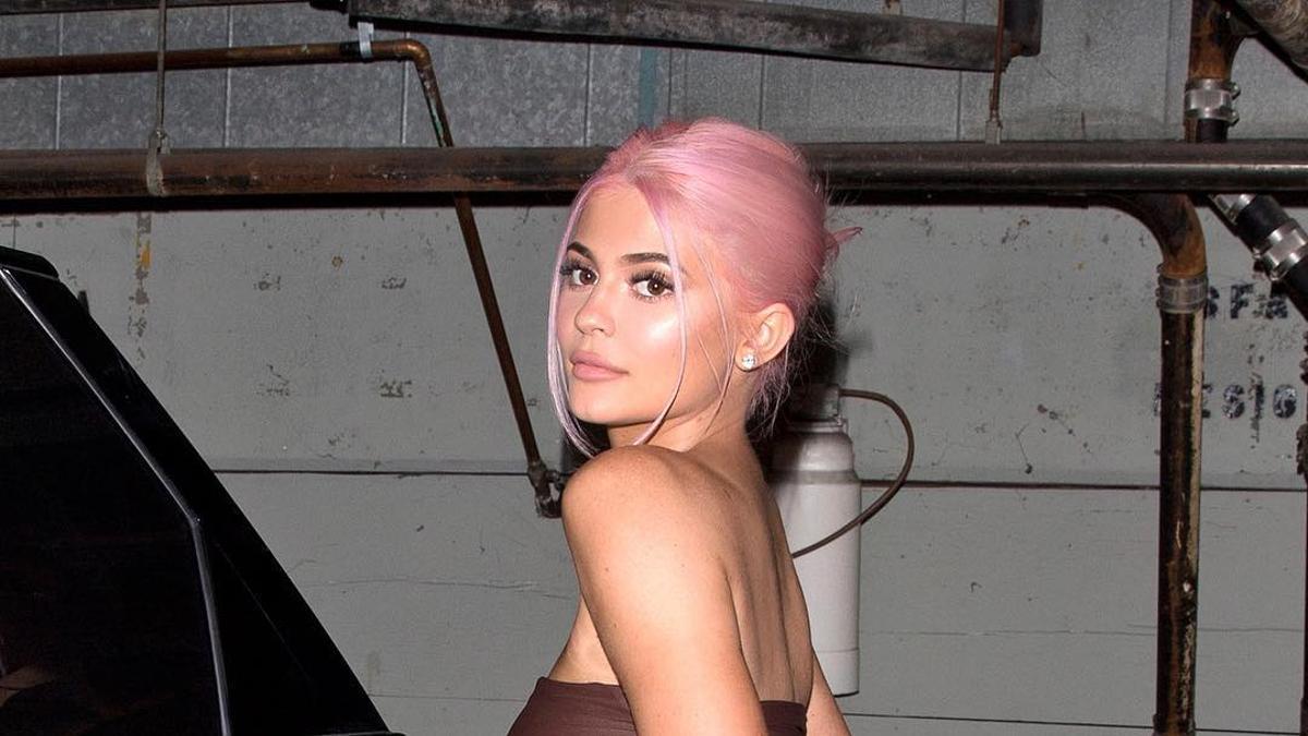 Kylie Jenner cambia de look y se pasa al pelo rosa