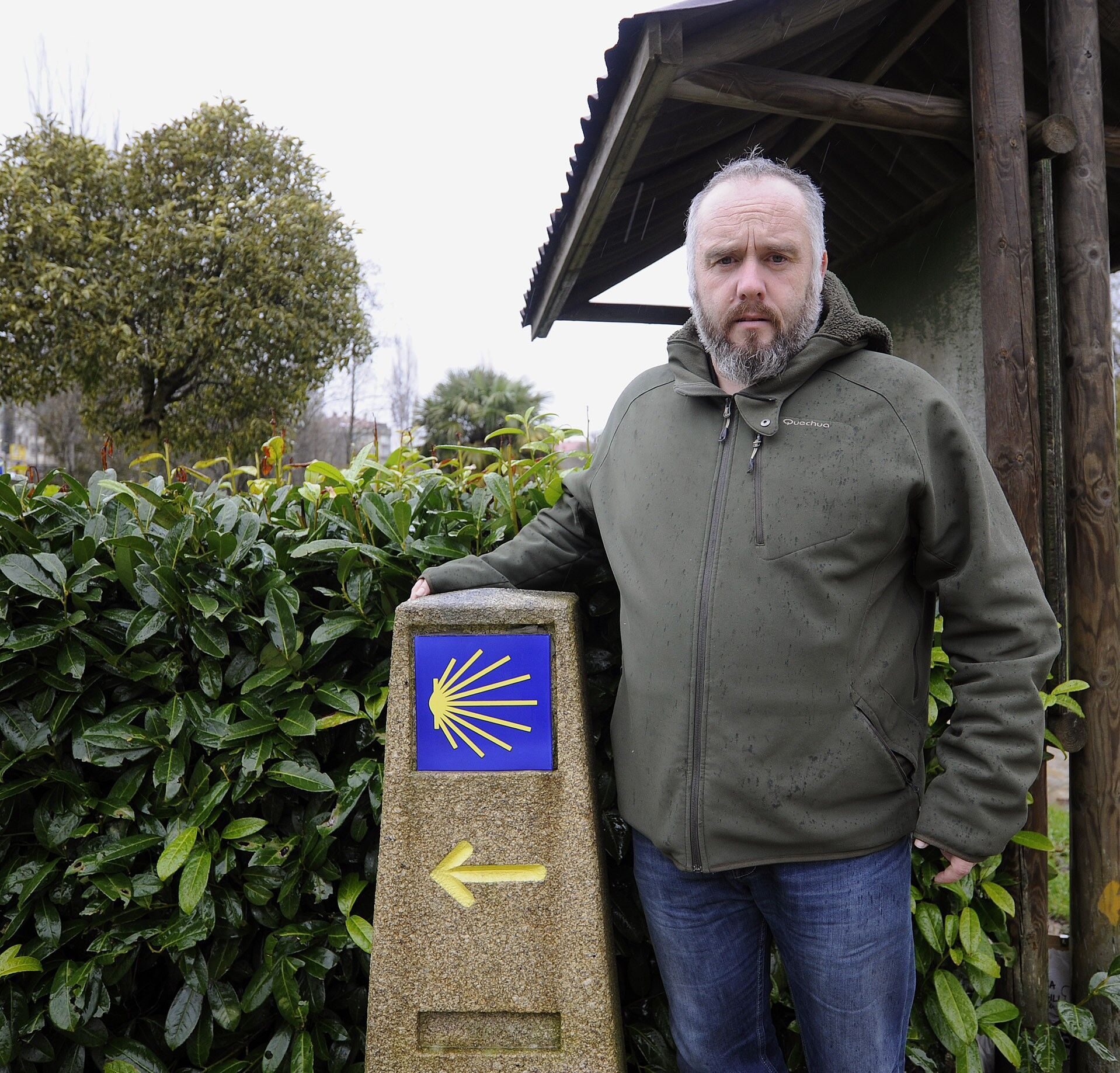 Daniel Antelo, de Peregrinus Dezae junto a una señal del Camino de Santiago