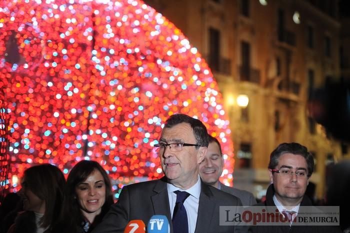 Estrellas y bolas ya brillan en las calles de Murcia