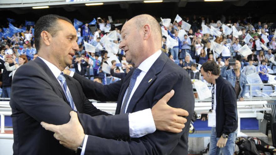 José Luis Oltra y Pepe Mel se saludan antes del comienzo del encuentro.