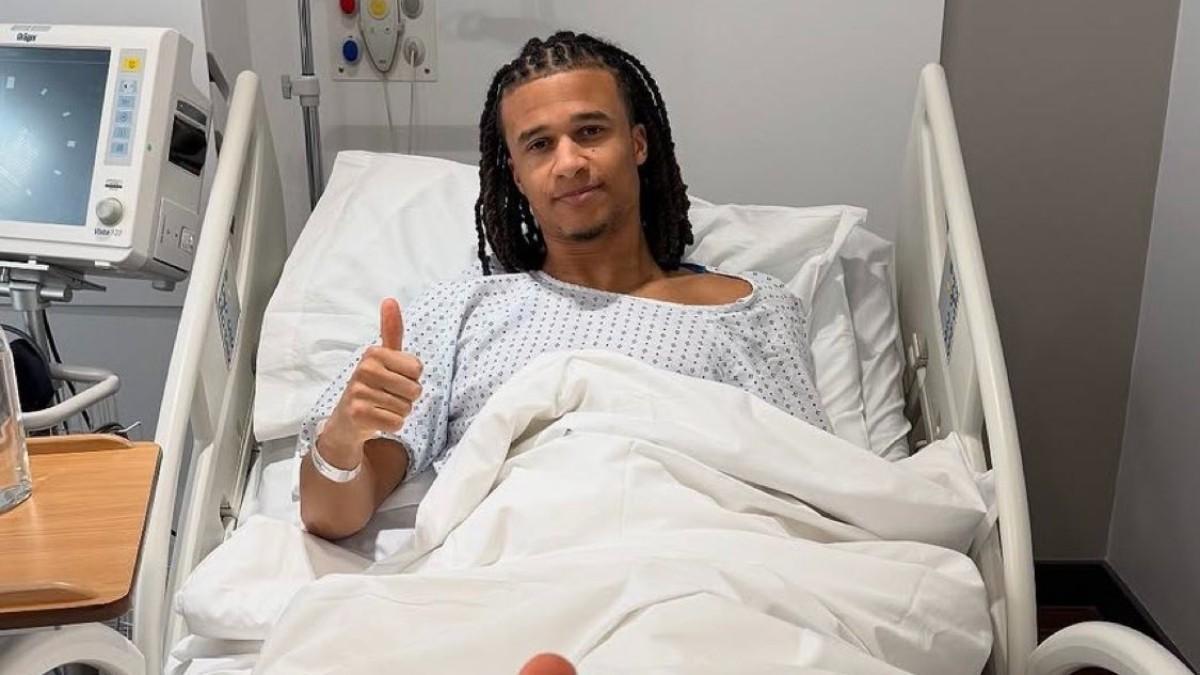 Aké, operado de una fractura en el pie