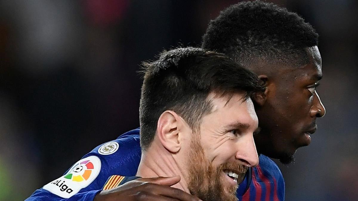 Messi y Dembélé, tras el gol de penalti del astro argentino al Rayo en el Camp Nou.